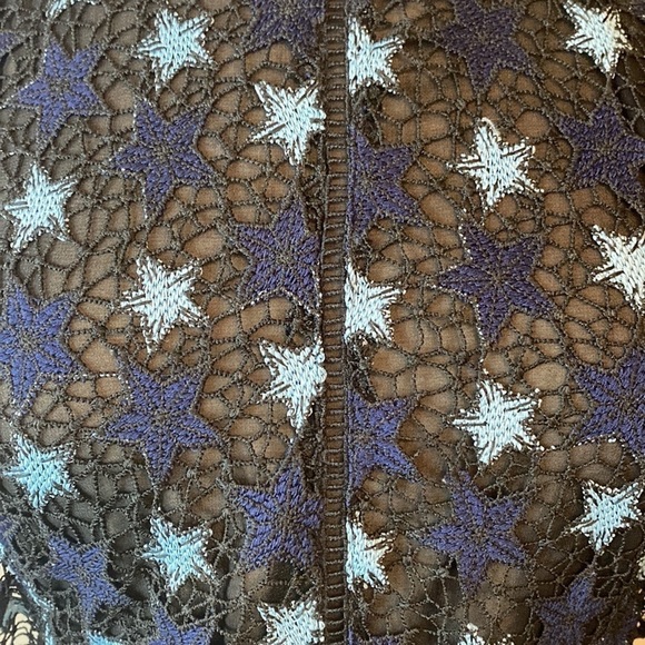 Willow and Clay “Lace” Star ⭐️ Wrap Shirt Size Medium in Like New Condition - Picture 2 of 10